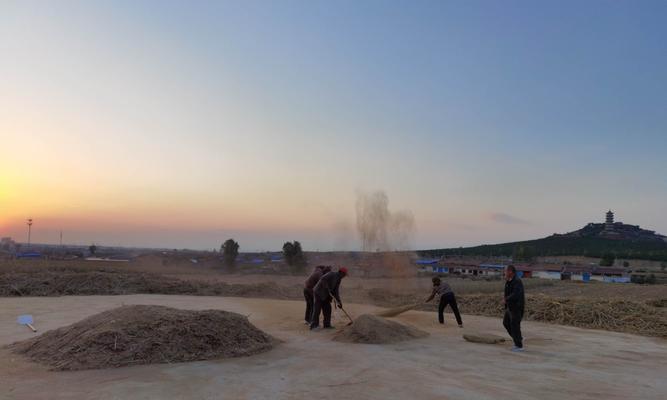 耕耘田间，守护土地（耕耘田间，守护土地）