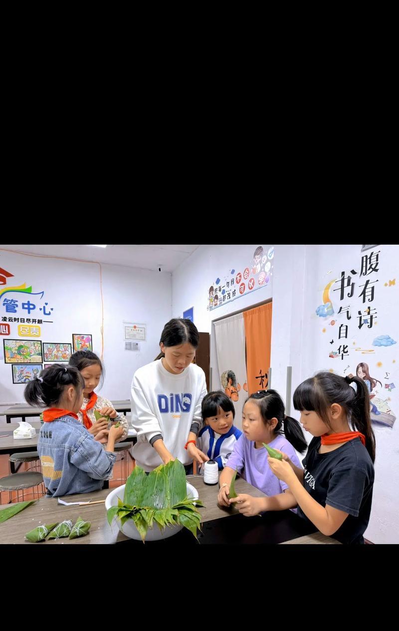 初次学包粽子的小女孩（初次学包粽子的小女孩）
