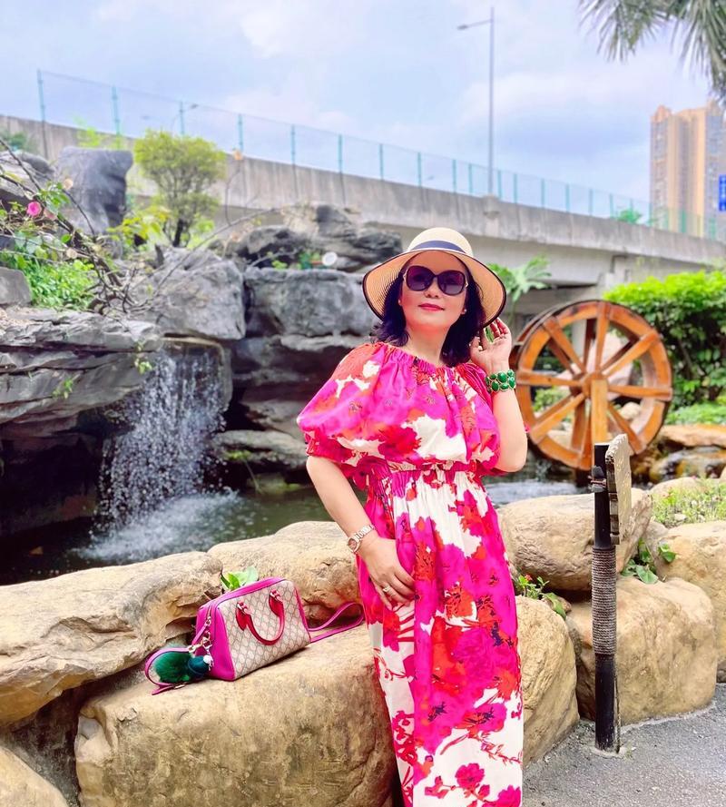 《与你的心越来越近》（当你我携手，友情长存）