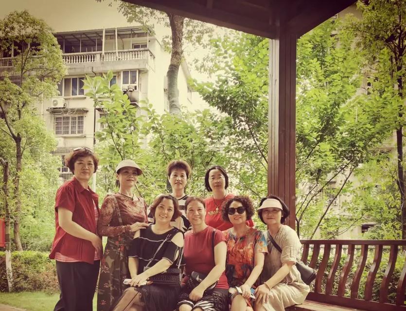 一个快乐的大家庭（多元、和谐、积极向上）