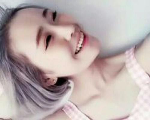 那抹耀眼的微笑——一个让人心生敬佩的年轻女孩（积极向上的阳光女孩）