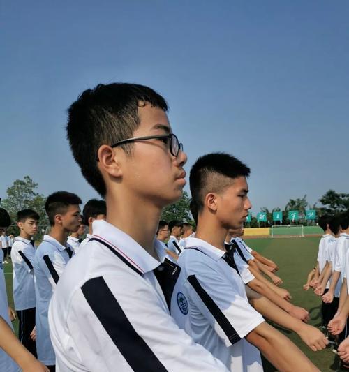 目光里的关怀（一位老人的温情故事）